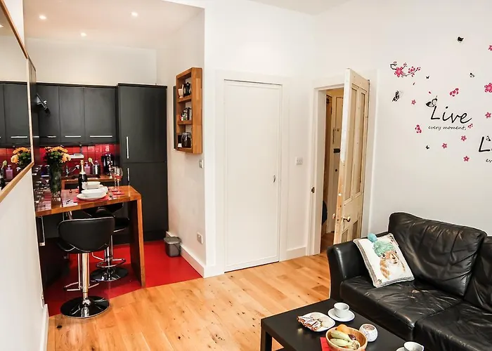 Chic & Bright Flat Near Holyrood Park